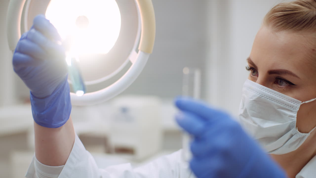 женщина-ученый, ищущая лекарство от коронавируса 4