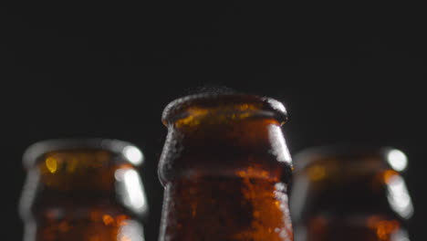 cierre de gotas de condensación en el cuello de botellas de cerveza fría o bebidas gaseosas con vapor de agua después de la apertura