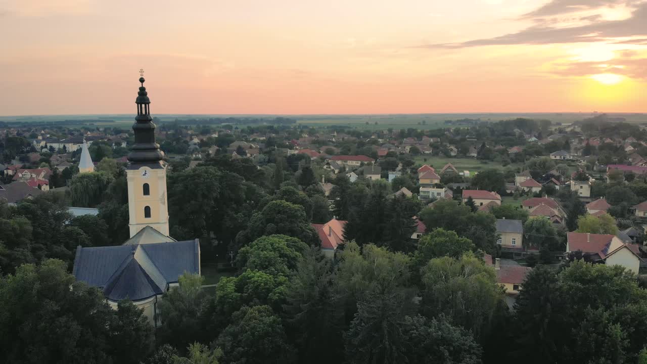 magnífico panorama del atardecer de una pequeña iglesia húngara, panorámica