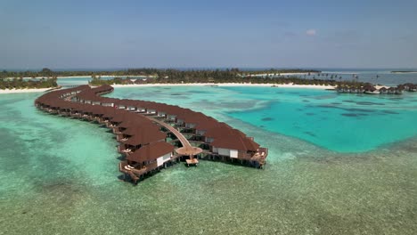 Überwasserbungalows-Auf-Den-Malediven,-Umgeben-Vom-Türkisfarbenen-Meer