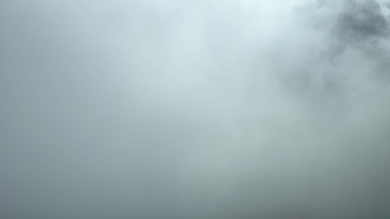 폭풍우가 치는 구름을 뚫고 날아가는 제트 조종석에서 독점 촬영