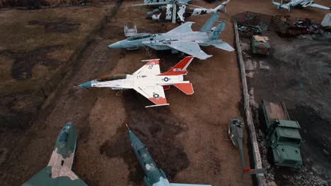 revelando raras aeronaves militares antiguas, tanques, vehículos de combate, equipo de combate, helicópteros