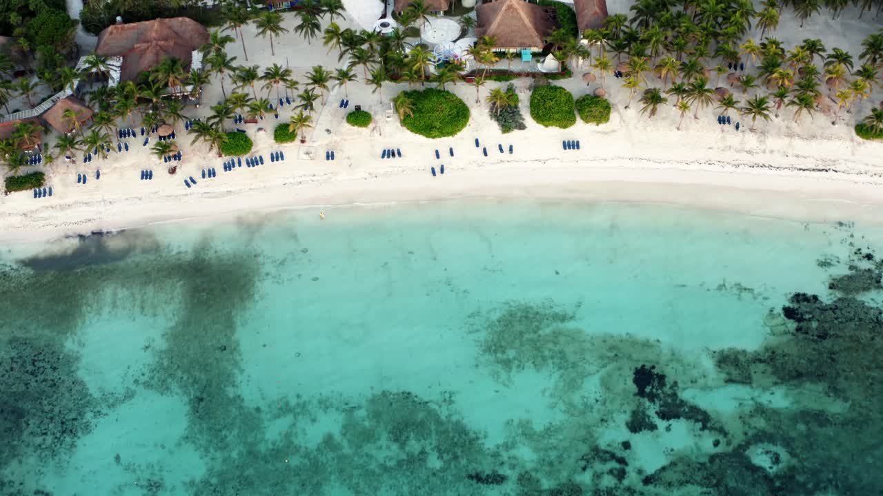 vista aérea de drones de una hermosa playa tropical de vacaciones con agua azul cristalina, arena blanca, palmeras, tumbonas en un resort en riviera maya, méxico cerca de cancún