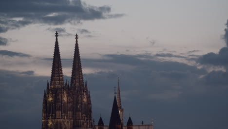 Die-Spitze-Des-Kölner-Doms-Mit-Schönen,-Vorbeiziehenden-Wolken-Im-Hintergrund