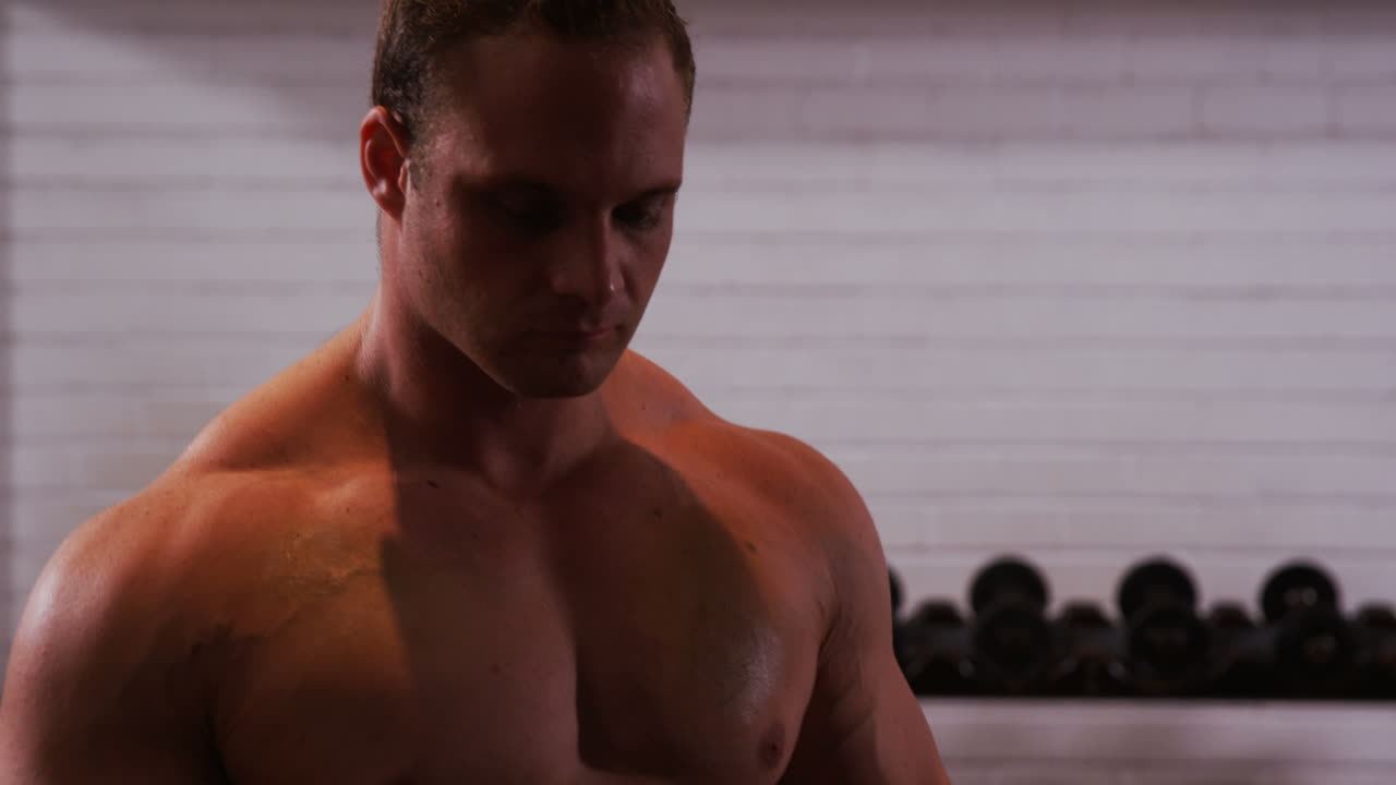 hombre practicando boxeo