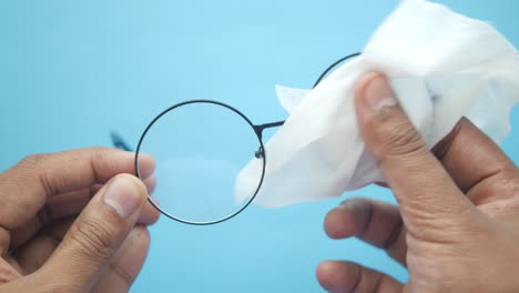 cleaning round glasses with tissue