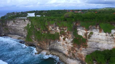 Beautiful-View-Of-The-Uluwatu-Cliffs-In-Bali,-Indonesia---aerial-drone-shot