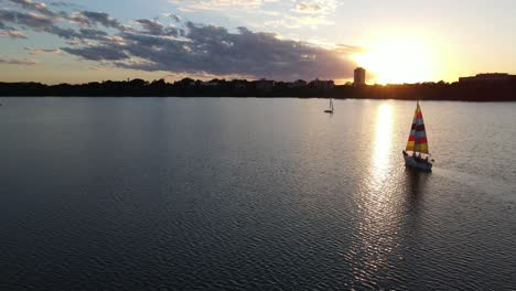 Schöner-Sonnenuntergang-Am-See-Mit-Segelboot