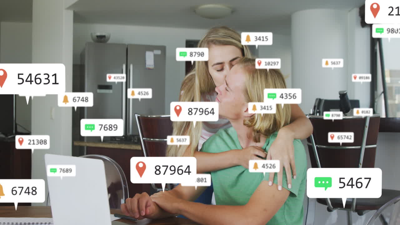 animación de iconos de las redes sociales sobre una pareja feliz abrazándose en casa
