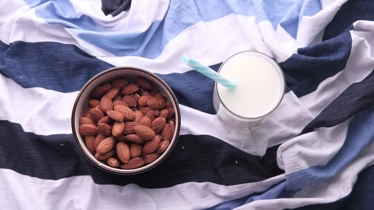 아몬드 우유와 아몬드
