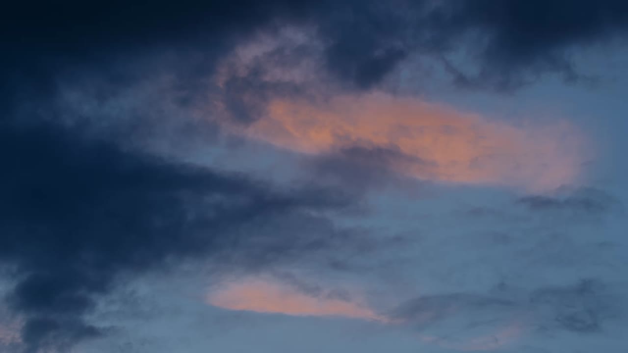 극적인 일몰 구름