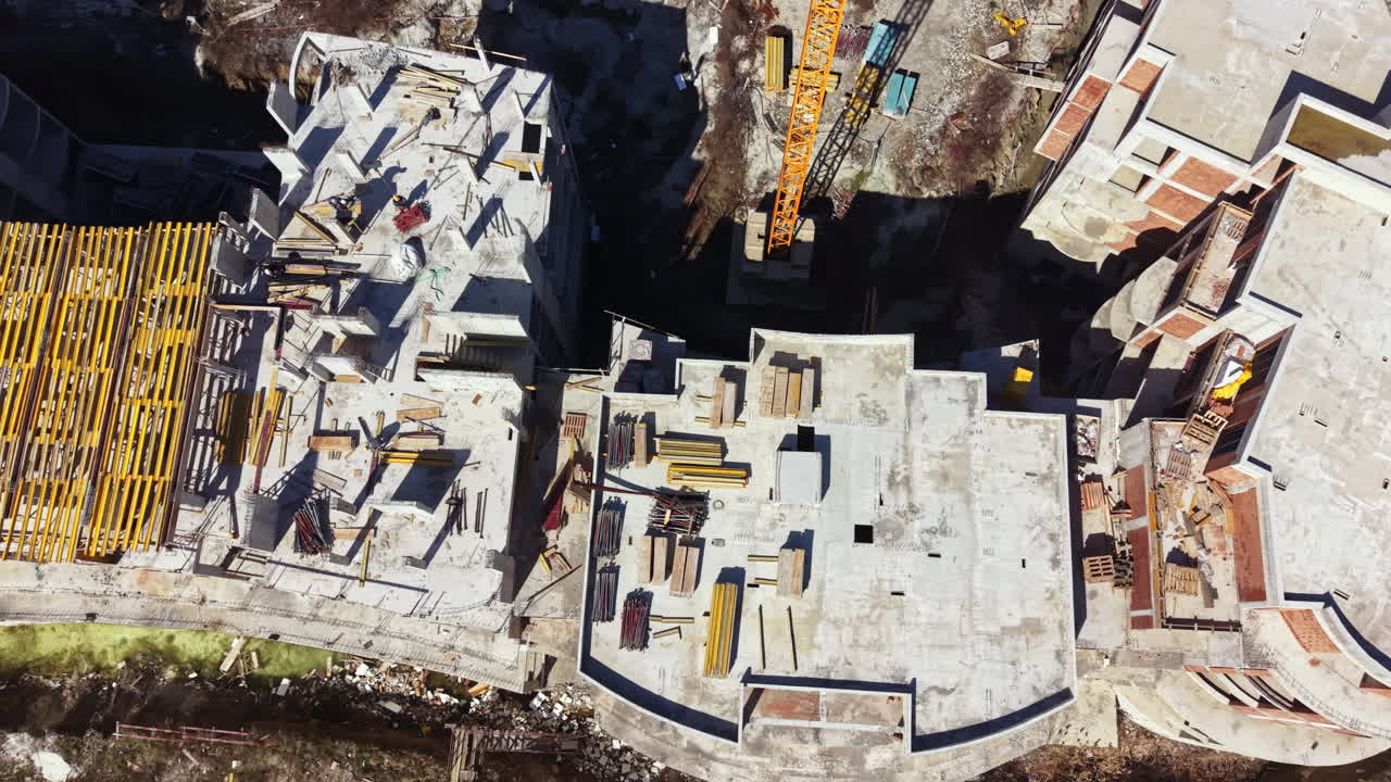 Lokasi Konstruksi Menampilkan Struktur Beton dan Peralatan yang Digunakan pada Hari Cerah di Area Berkembang
