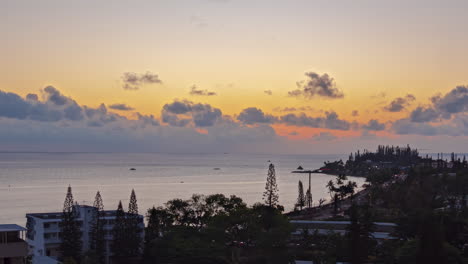 Hermoso-Timelapse-De-La-Puesta-De-Sol-Sobre-La-Playa-Y-La-Bahía-De-Anse-Vata,-Noumea,-Nueva-Caledonia