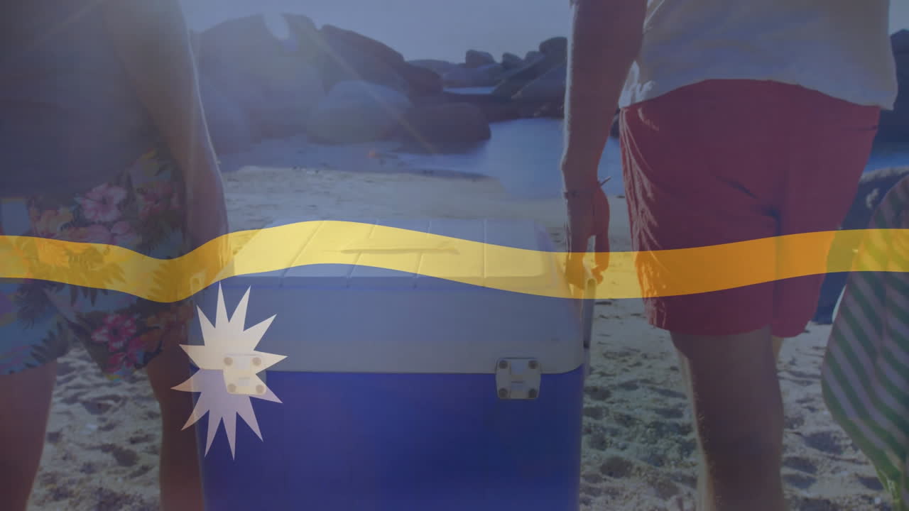 Persone che trasportano un frigo portatile in spiaggia, con animazione di bandiera e simbolo del sole.