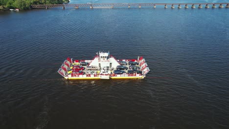 Die-Merrimac-Autofähre-überquert-Den-Wisconsin-River-1