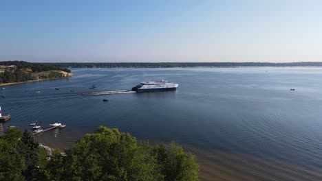 Steigende-Bewegung-über-Dem-See-Express-fähre-In-Muskegon-Lake