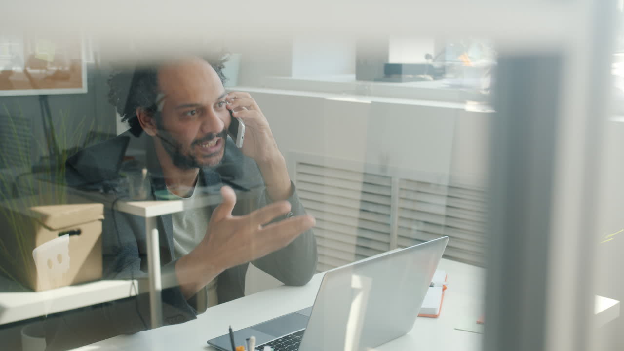 hombre de negocios en una llamada telefónica en la oficina