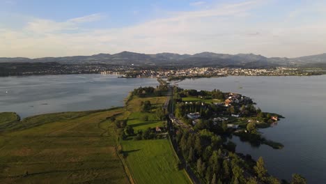 Luftdrohne-Schoss-Seitlich-über-Hurden-Mit-Blick-Auf-Und-Flog-Bei-Sonnenuntergang-Im-Sommer-In-Richtung-Rapperswil