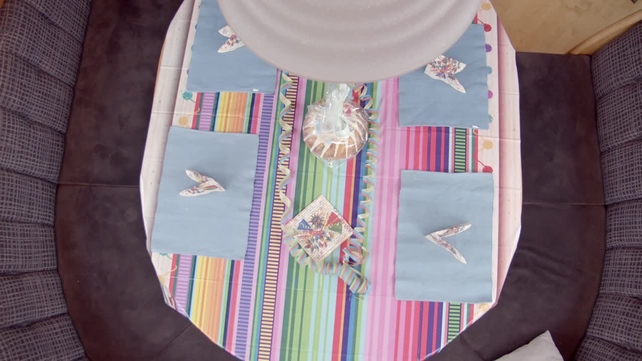 중앙에 화려한 식탁이 설치된 갈색 코듀로이 원형 소파