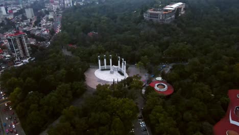 inclinar hacia abajo la órbita aérea del altar a la patria en el bosque de chapultepec en la ciudad de méxico, niebla invernal, disparo de drones