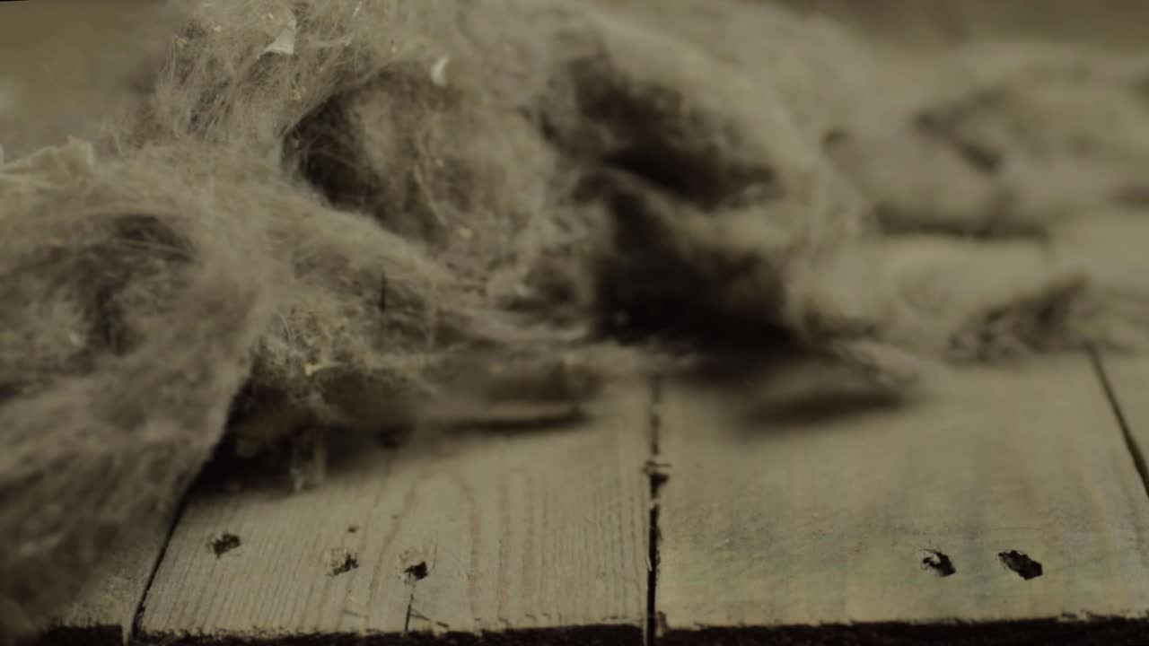 나무 바닥에 먼지가 많은 그런지를 부는 바람