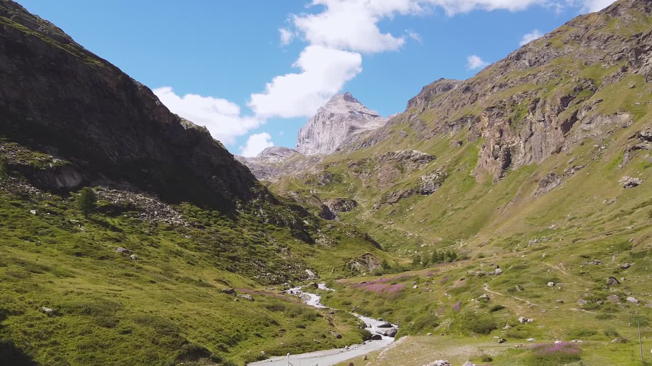 valle de los alpes italianos, vista aérea de drones con movimiento lento