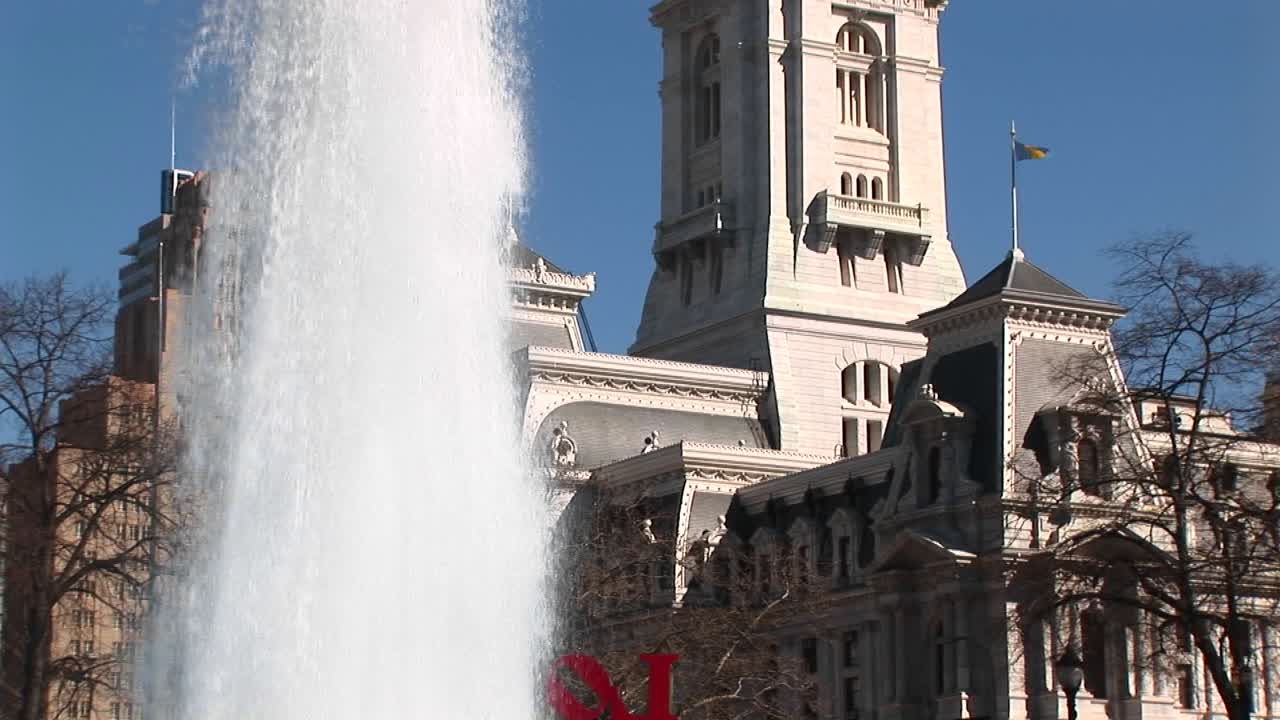 la estatua de william penn, fundador de pennsylvania, se encuentra en lo alto del ayuntamiento de filadelfia