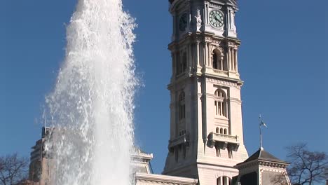 La-Estatua-De-William-Penn,-Fundador-De-Pensilvania,-Se-Encuentra-En-Lo-Alto-Del-Ayuntamiento-De-Filadelfia