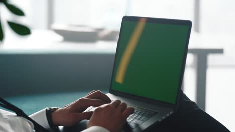 manos de un hombre de negocios escribiendo en una computadora portátil. profesional trabajando en una computadora
