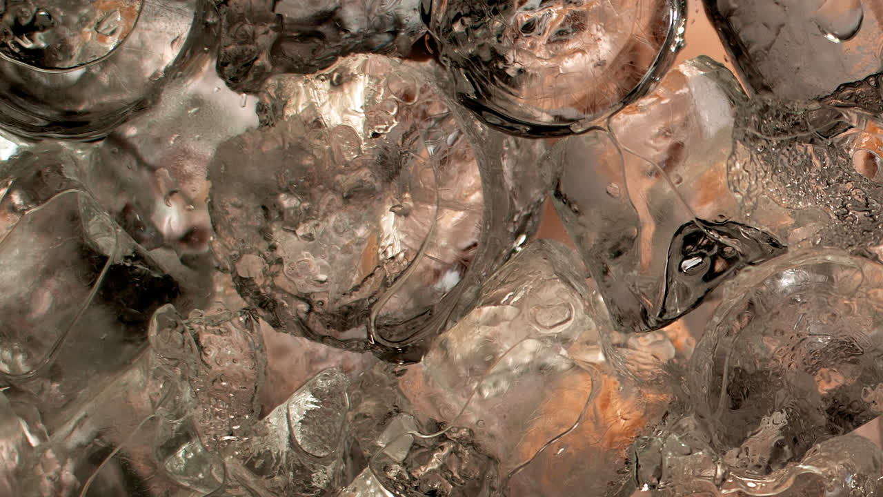 líquido delicioso corre hacia la copa de cóctel en cámara lenta de más de 1000 fps-2