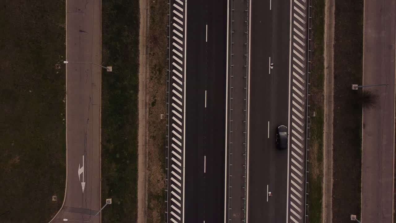 고속도로의 공중 오버헤드 샷