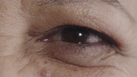 mujer de mediana edad mirando de cerca con los ojos parpadeando expresión feliz emoción humana felicidad alegría