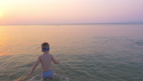 Niño-Corriendo-A-Bañarse-En-El-Mar