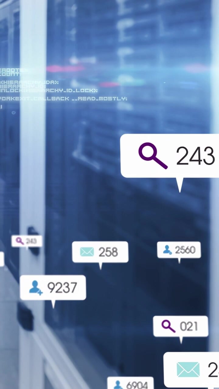 Video verticale: Porta in vetro di un armadio server che mostra un singolo avviso, con bolle che salgono e cambiano i conteggi.