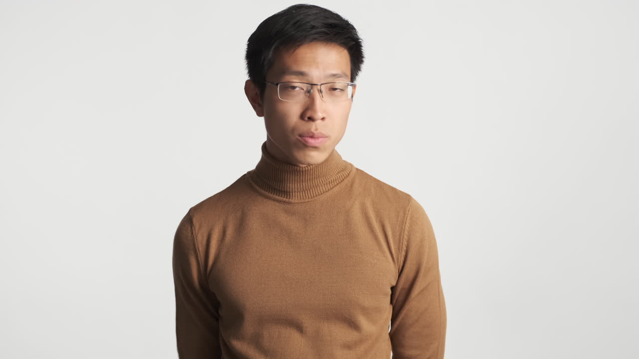 심각한 아시아인 남자가 반복하고 동의하지 않는 것을 요청합니다.