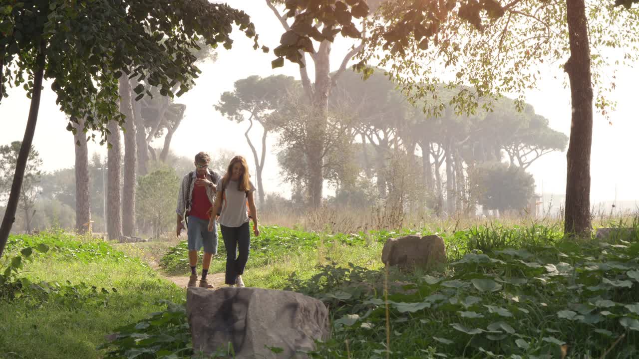 젊은 행복한 부부, 배 여행자, 관광객, 자연에서 산책, 길을 따라, 수로 공원, 로마 시골의 폐허, 안개 아침에, 기타와 잠자리 봉투, 느린 동작.