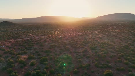 Paisaje-De-Puesta-De-Sol-Sobre-Arbustos-Salvajes-En-Los-Desiertos-De-Sedona-En-Arizona---Toma-Aérea-De-Drones