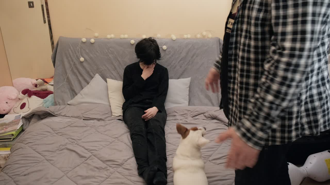 십대 소녀 가 침대 에 누워 있고, 분노 한 아버지 에게 꾸 ⁇ 습니다.