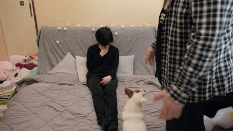 십대 소녀 가 침대 에 누워 있고, 분노 한 아버지 에게 꾸 ⁇ 습니다.