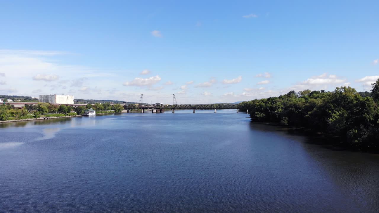 antena nad wodą w pobliżu mostu kolejowego