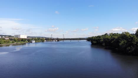 Antenne-über-Wasser-In-Der-Nähe-Der-Eisenbahnbrücke