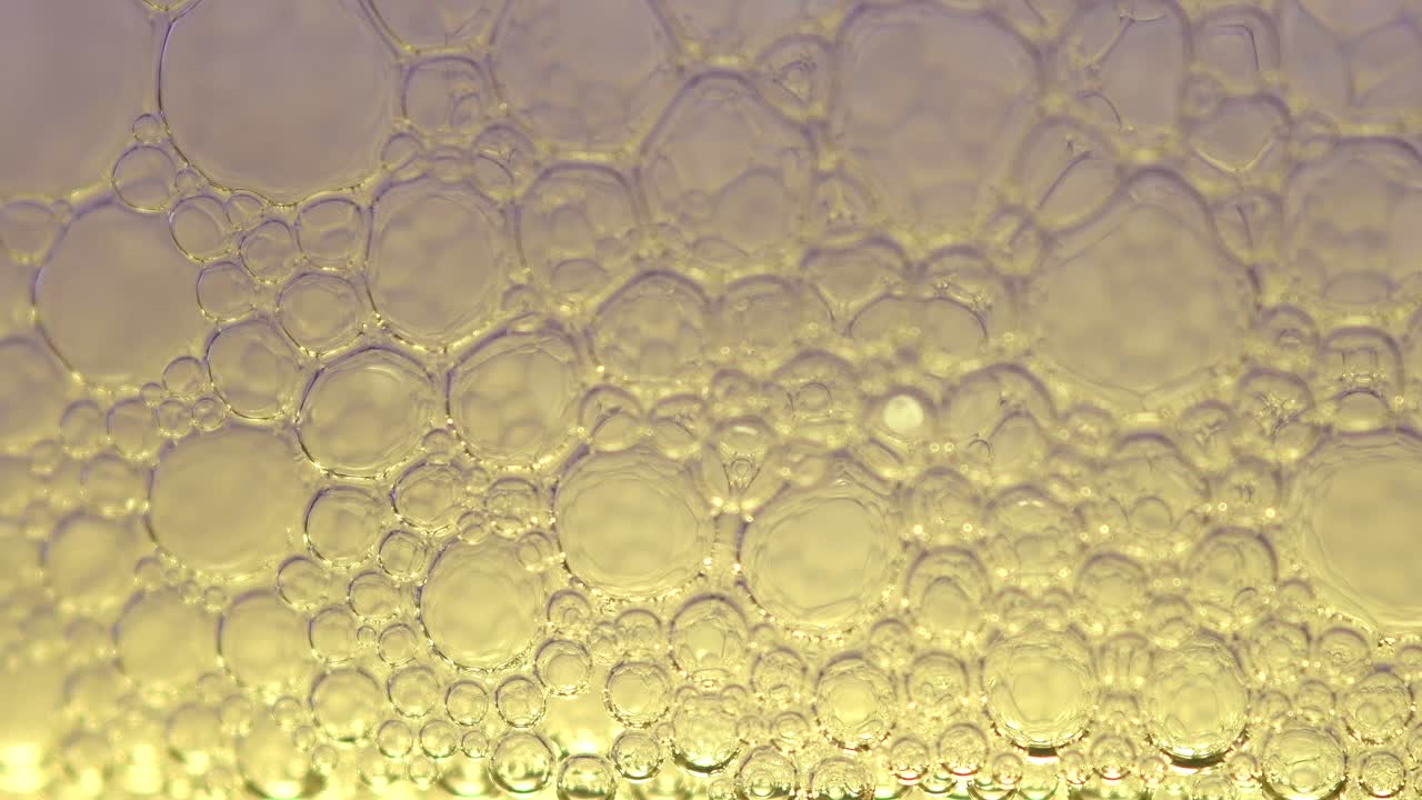 현미경으로 찍은 것처럼 보이는 비눗방울의 극단적인 근접 촬영