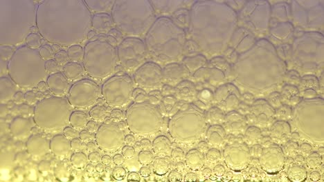 primer plano extremo de pompas de jabón que parecen haber sido disparadas a través de un microscopio