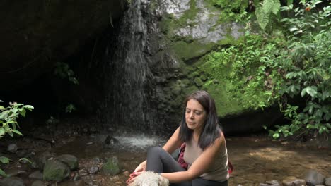 mujer joven y su perro en una cascada en el bosque tropical. cascada en un bosque verde. concepto de turismo sostenible. caminata en el bosque green. concepto de trekking. amatlan, méxico
