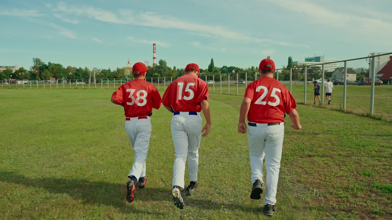 Giocatori di baseball che corrono su un campo