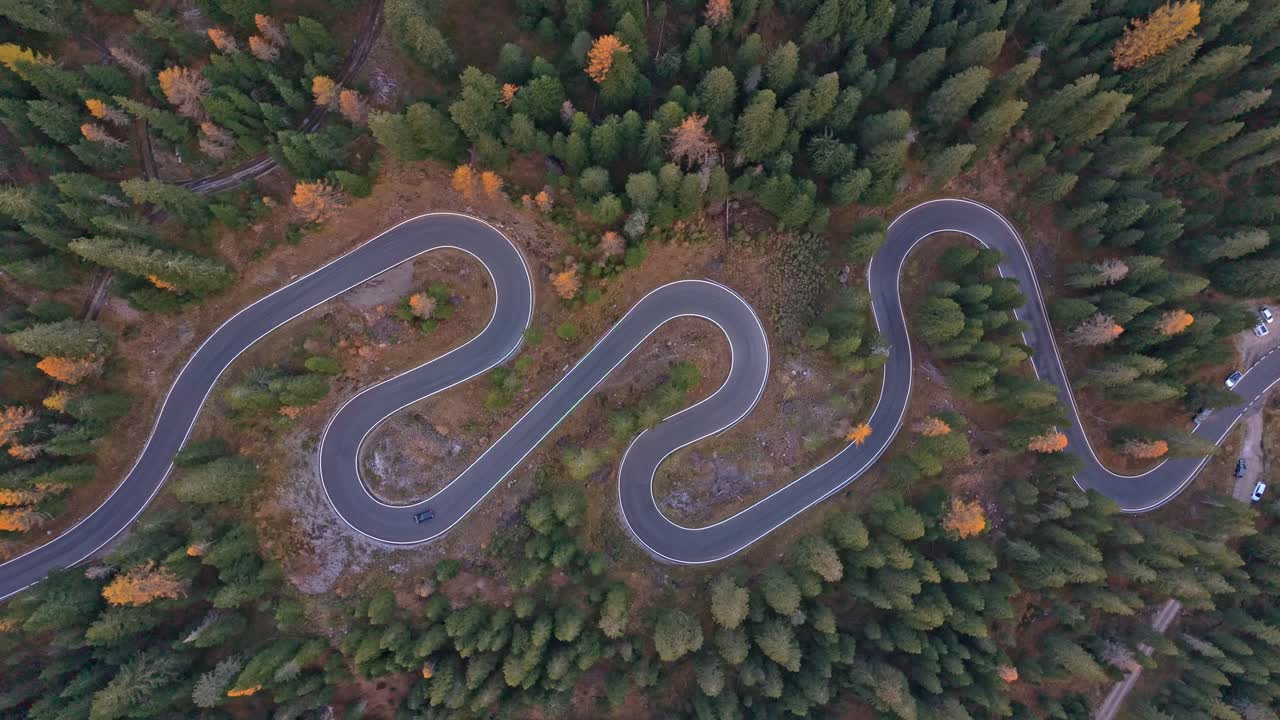 Droneoptagelse af den berømte serpentinervej i de italienske Dolomitter