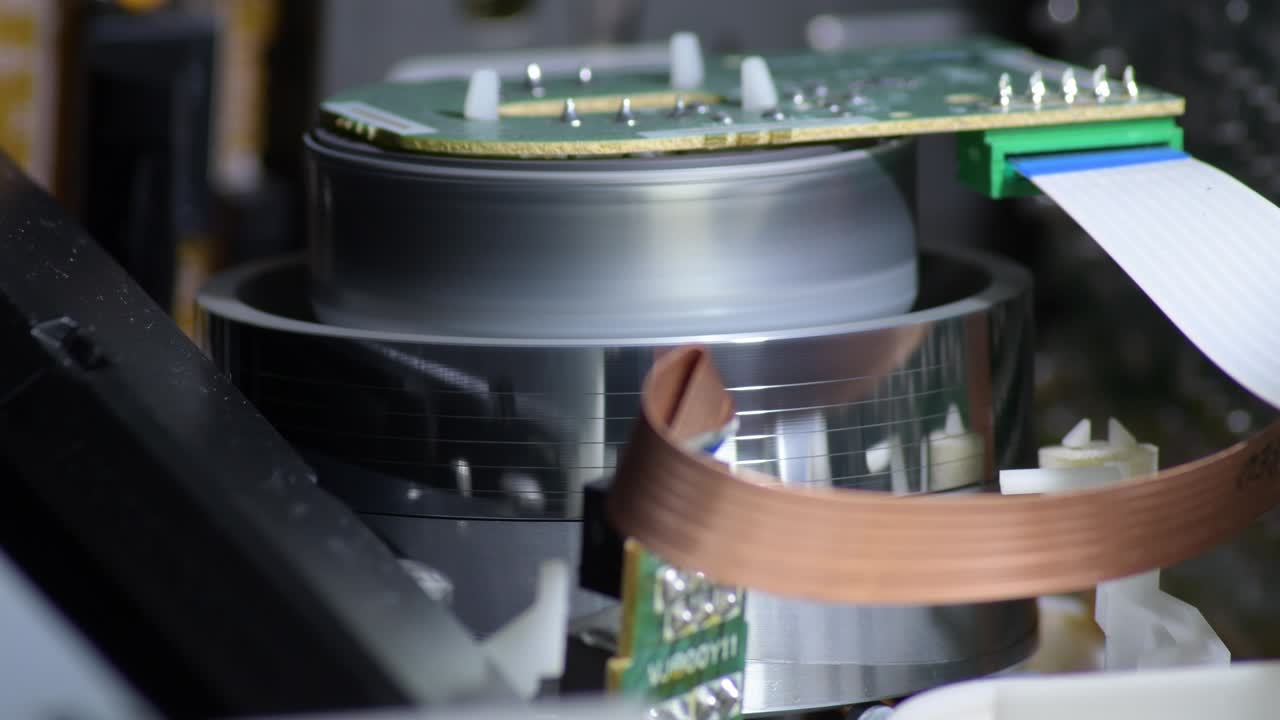 비디오 테이프를 입할 때 작동하기 시작하는 vhs 비디오 나선형 머리