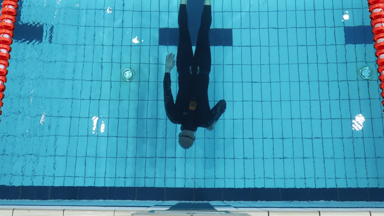 Indoor pool frediving competitor without fin