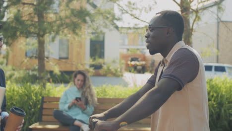 mujer joven asiática hablando con un hombre afroamericano al aire libre