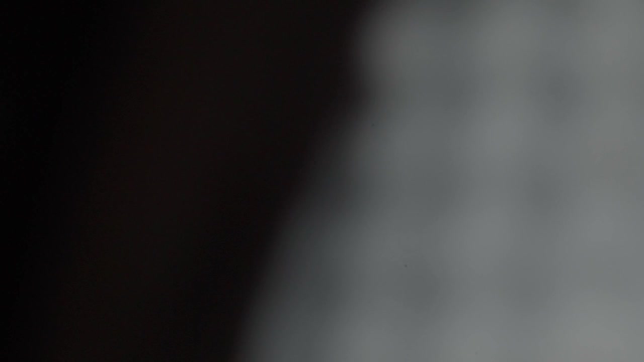 Makronærbilde av spissen på en hypodermisk nål som fremhever skarp skråkant og metallisk overflate. Detaljerte medisinske opptak som viser injeksjonsutstyr, helseinstrument og presisjon.